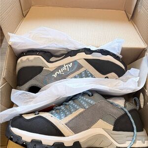 Alpina Hiking Women's Black and Gray low top shoes